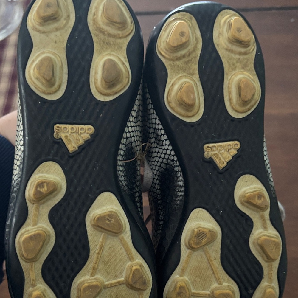 Snakeskin Pattern Boys Soccer Cleats - Picture 3 of 4